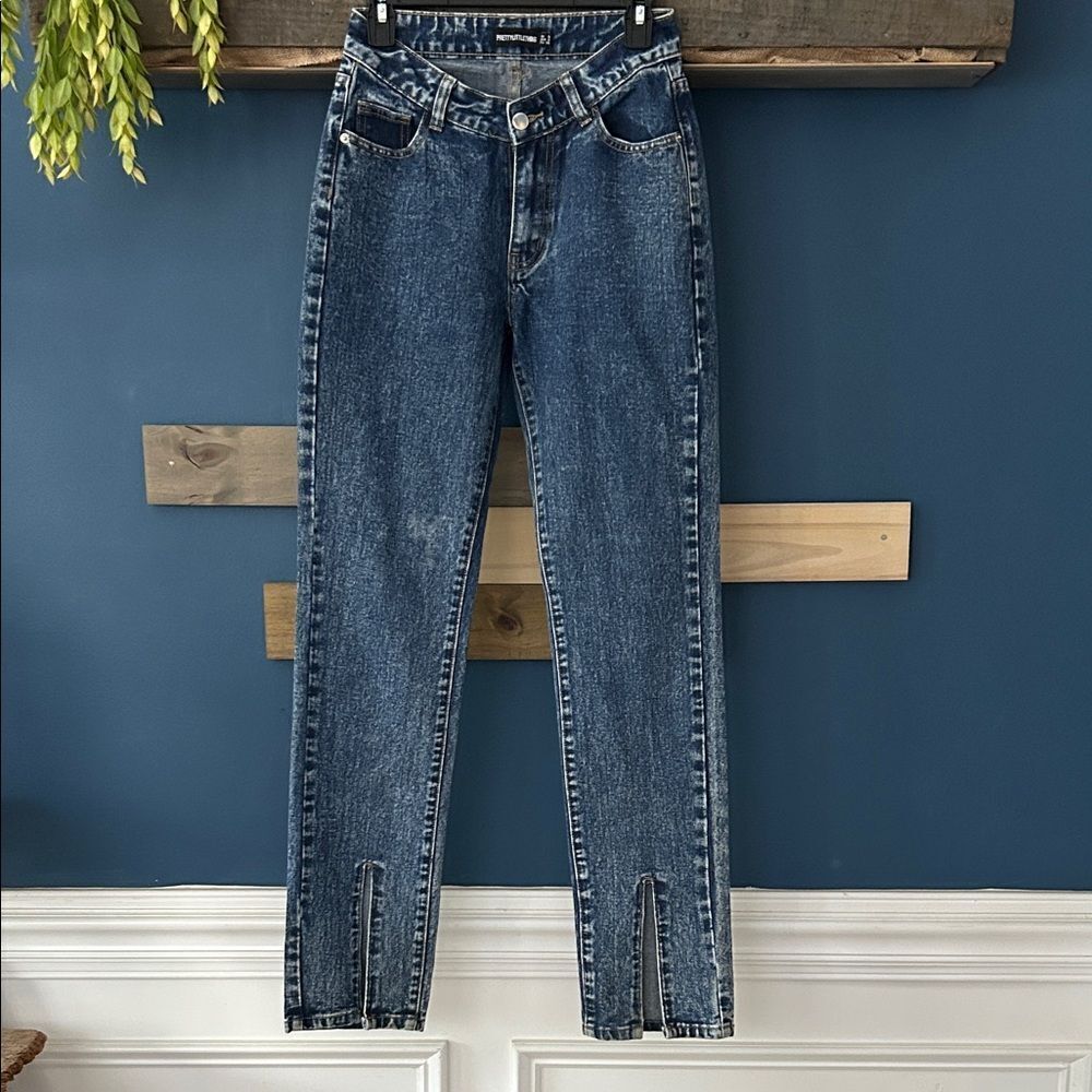 PrettyLittleThing Jeans Straight Leg Size 2 Front Hem Split. EUC